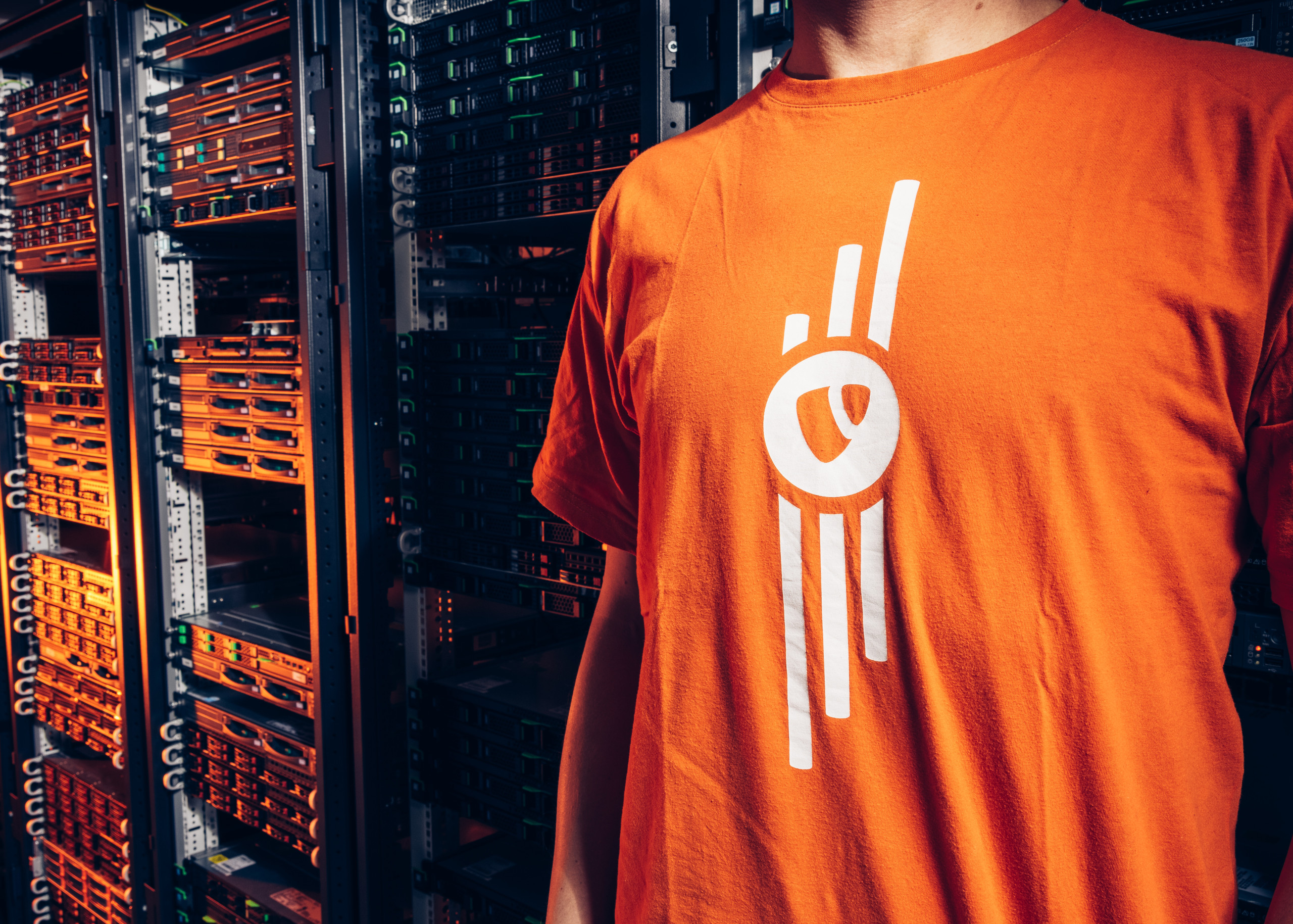 TYPO3 liegt uns am Herzen, Bild von Entwickler vor Serverschrank